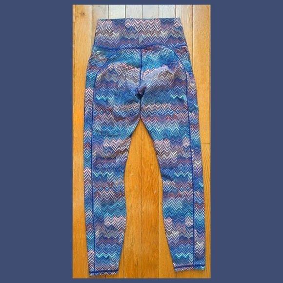 Fabletics Chevron Pattern, High-Waisted, Powerhold 7/8 Leggings, Size XS - Picture 2 of 2